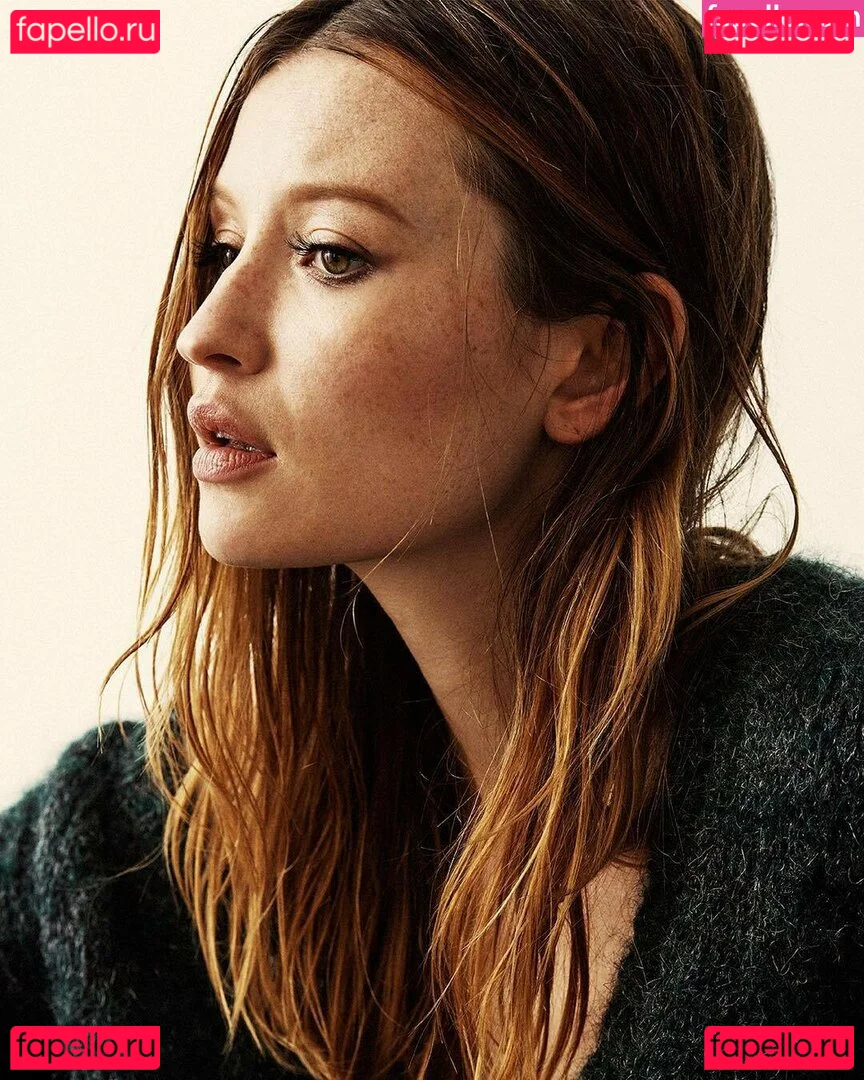 Emily Browning Onlyfans Photo Gallery 
