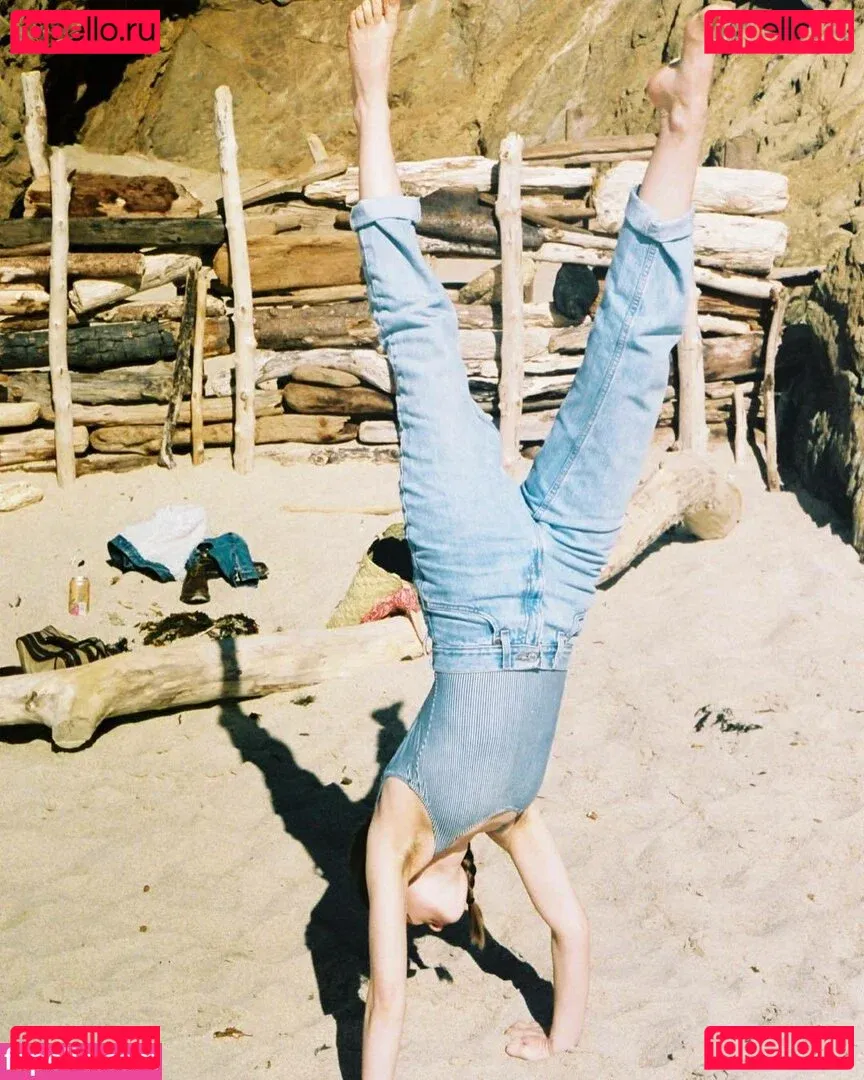 Emily Browning Onlyfans Photo Gallery 