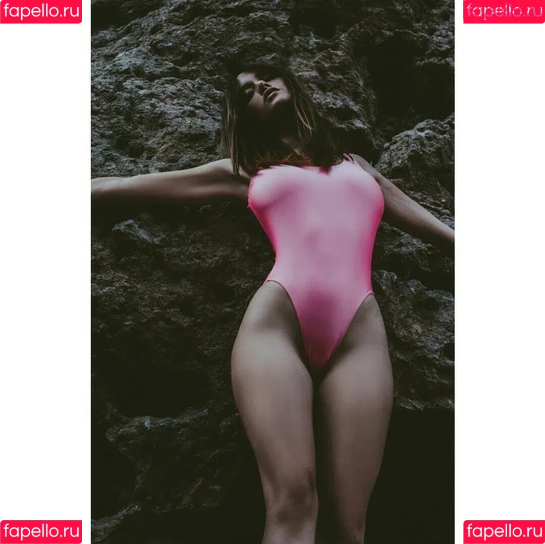 Sara Malakul Lane Onlyfans Photo Gallery 