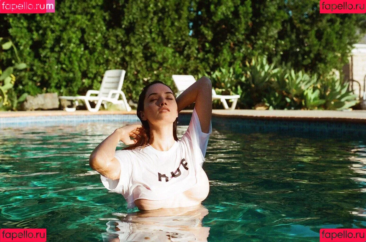 Sara Malakul Lane Onlyfans Photo Gallery 
