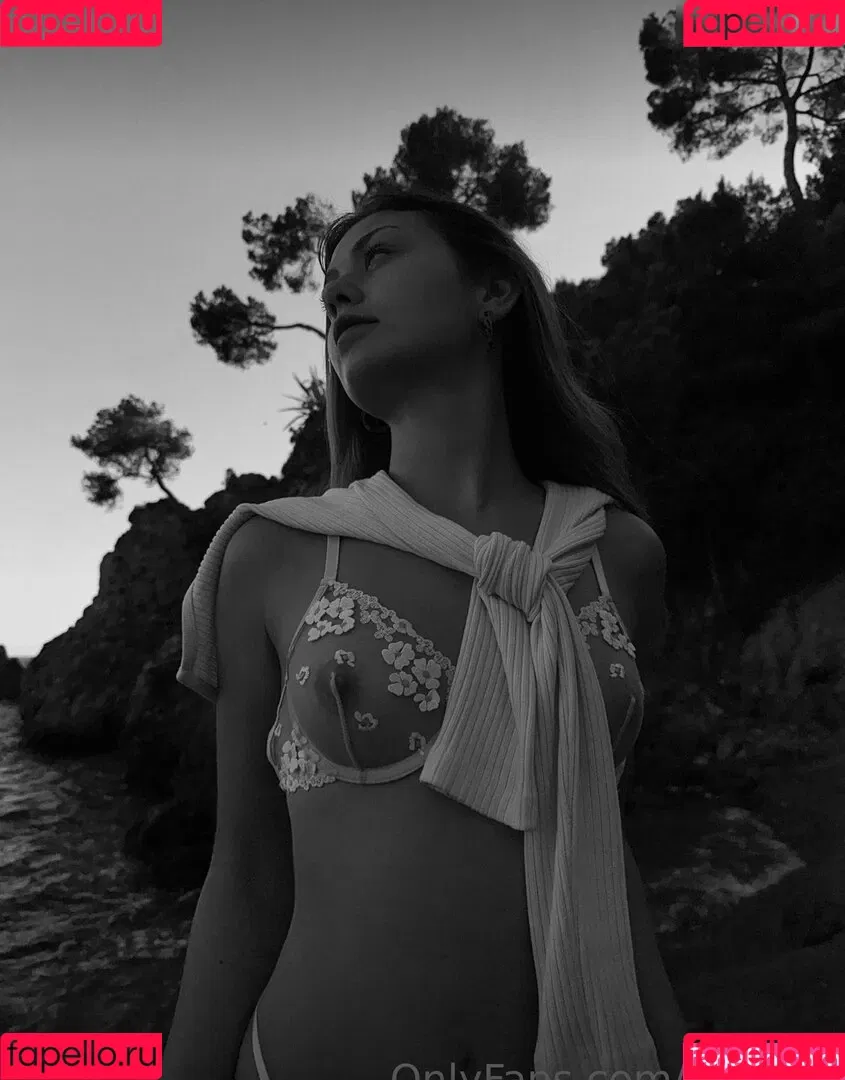 Emilia Laurent Onlyfans Photo Gallery 