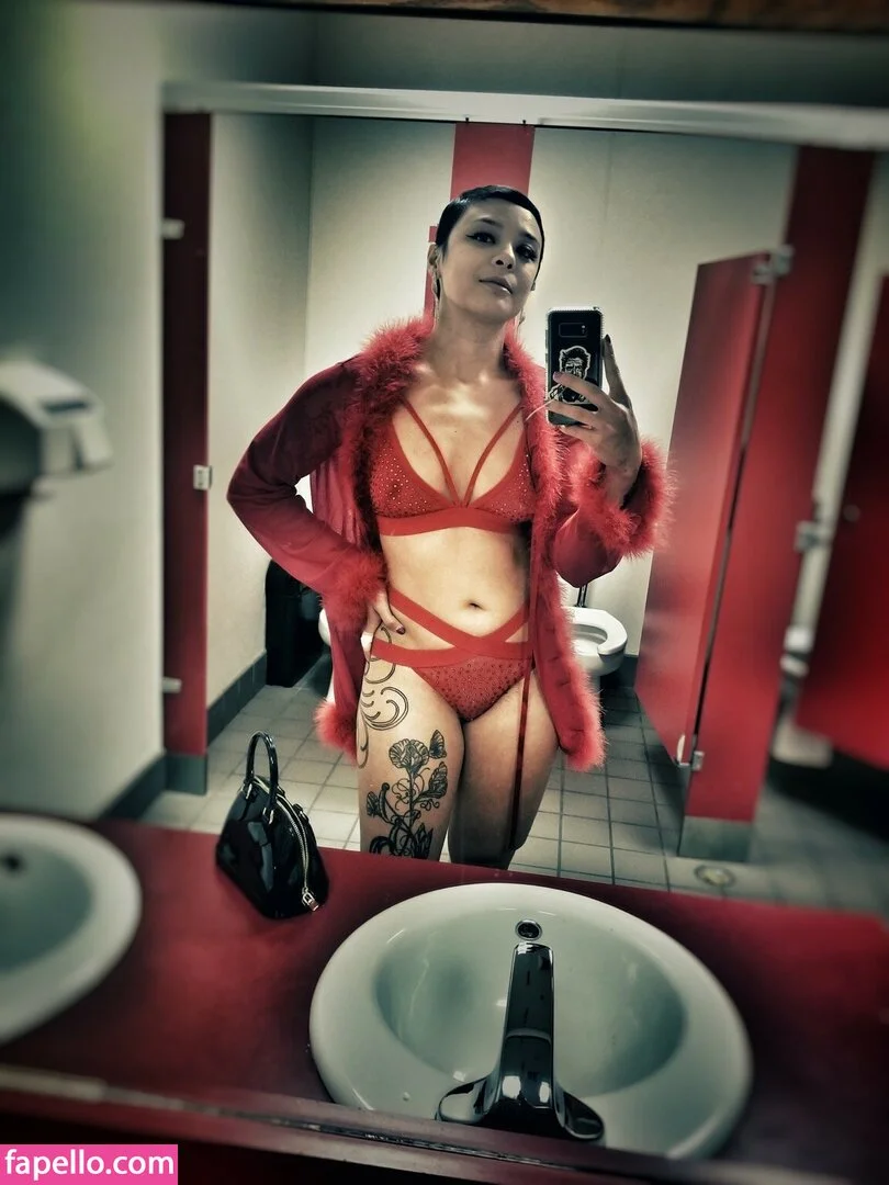 Evelyn Vinyl Onlyfans Photo Gallery 