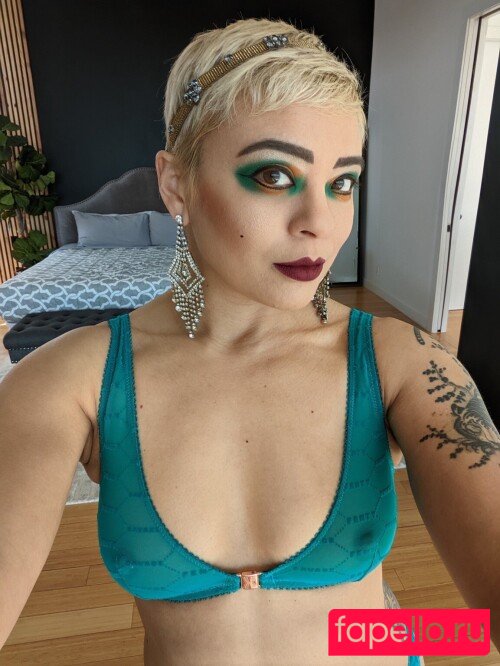 Evelyn Vinyl Nude Onlyfans Photo 10