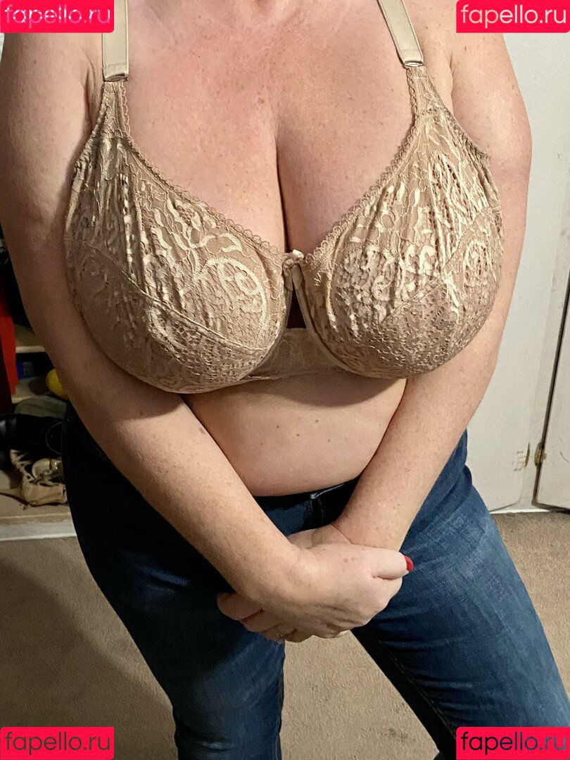 Busty38HH Onlyfans Photo Gallery 