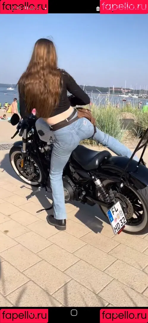 Affe auf Bike Onlyfans Photo Gallery 