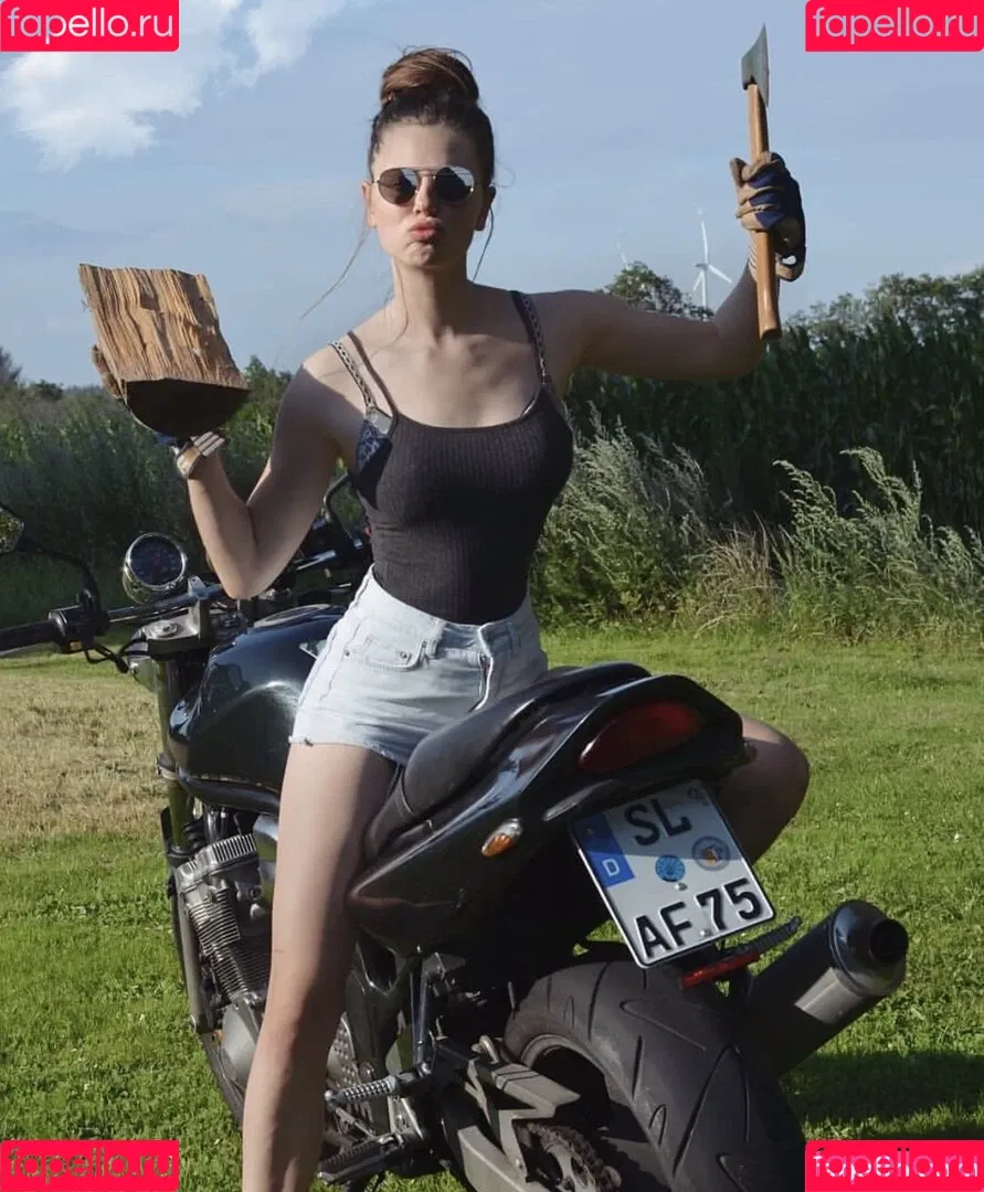 Affe auf Bike Onlyfans Photo Gallery 
