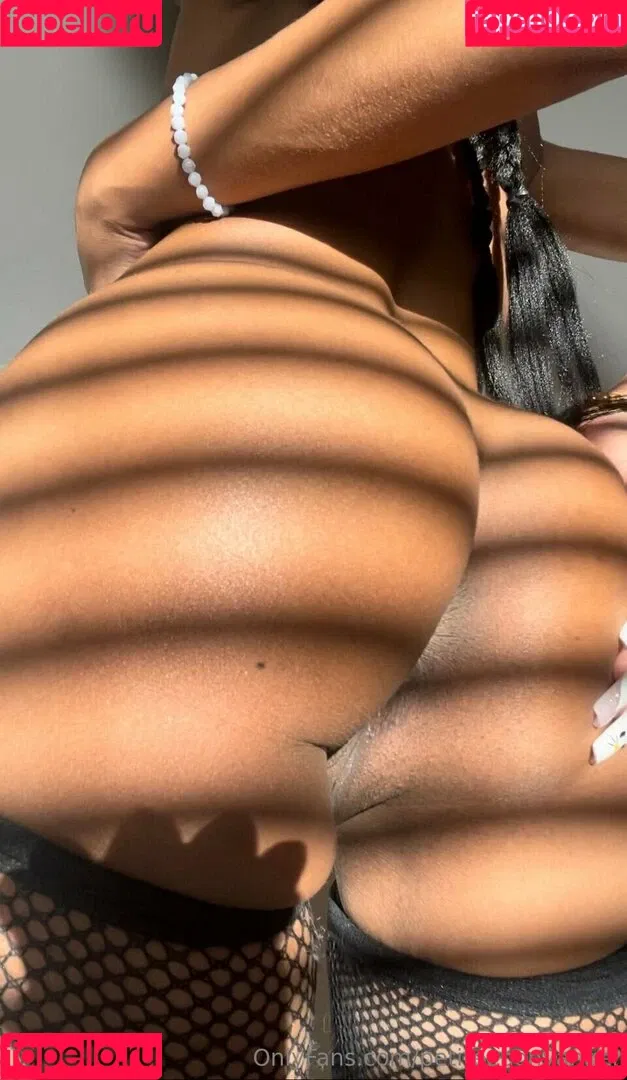 petiteebonyangel Onlyfans Photo Gallery 