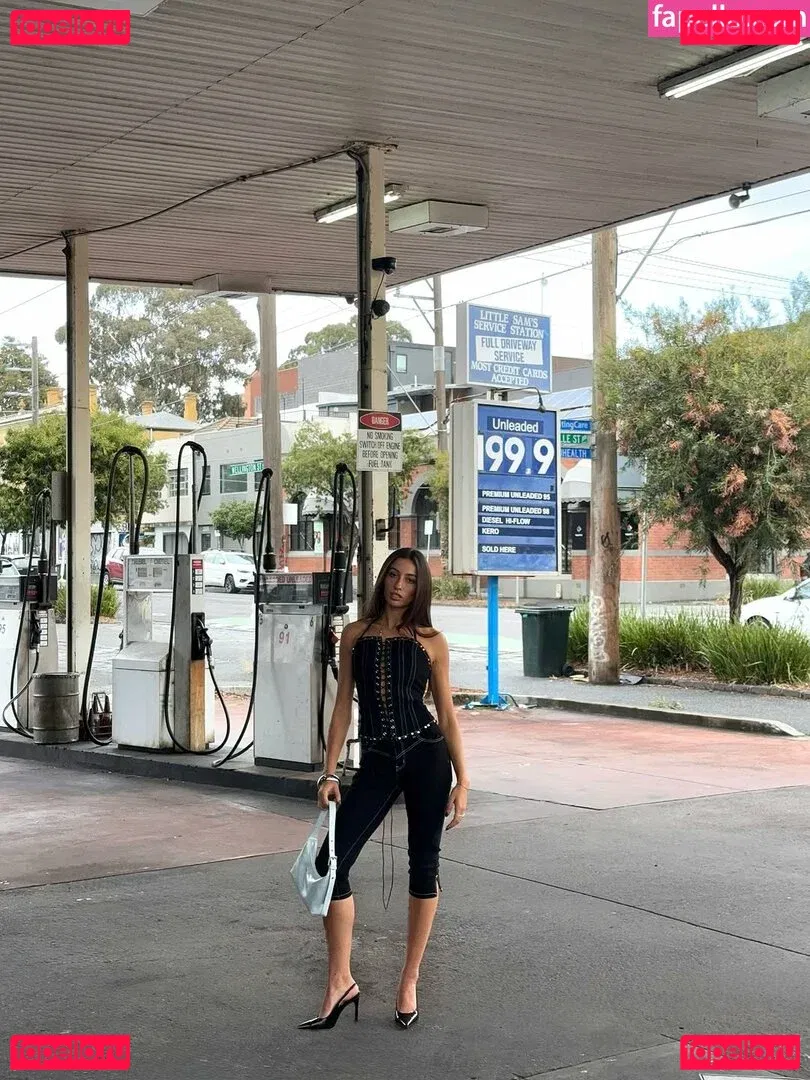 Phoebe Chakar Onlyfans Photo Gallery 