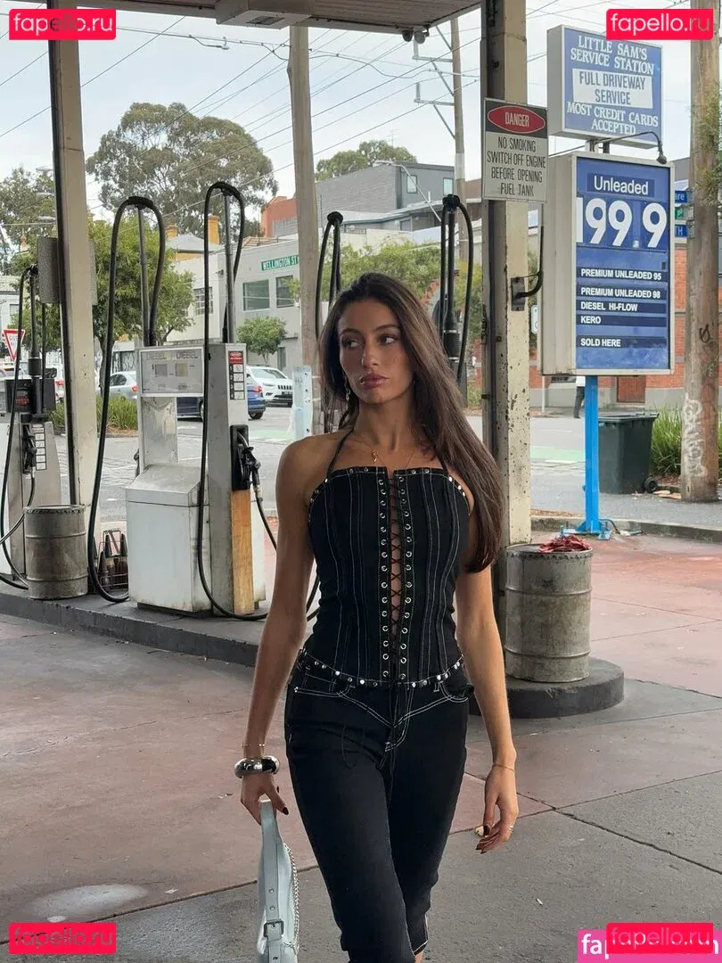 Phoebe Chakar Onlyfans Photo Gallery 