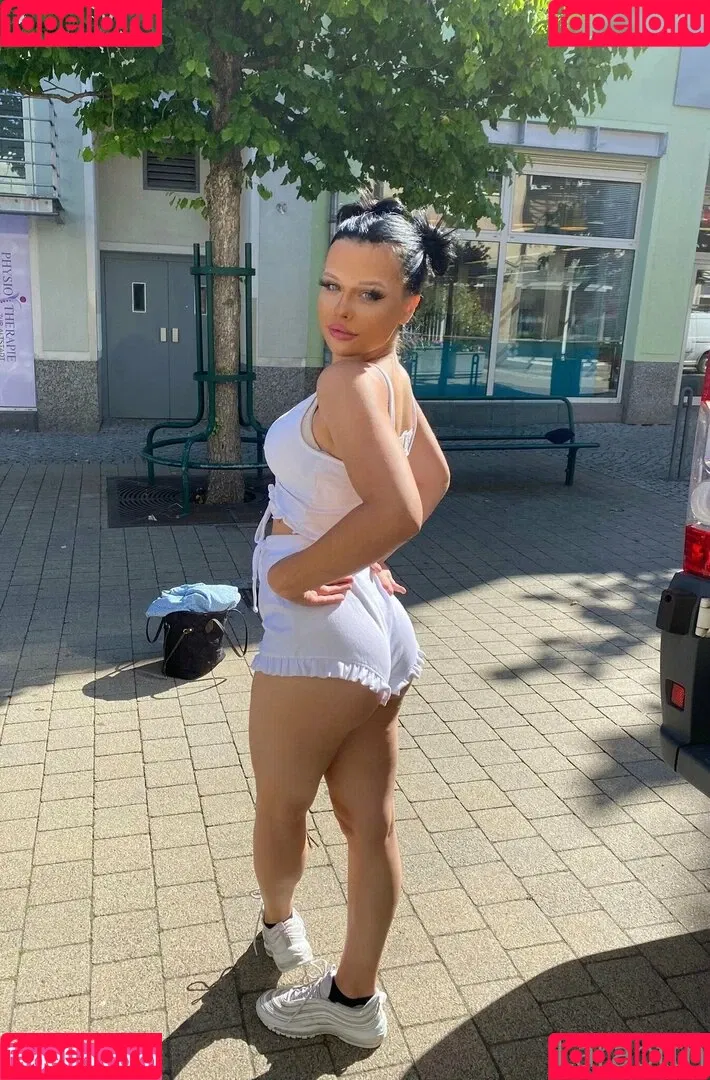 Lara Bttn Onlyfans Photo Gallery 