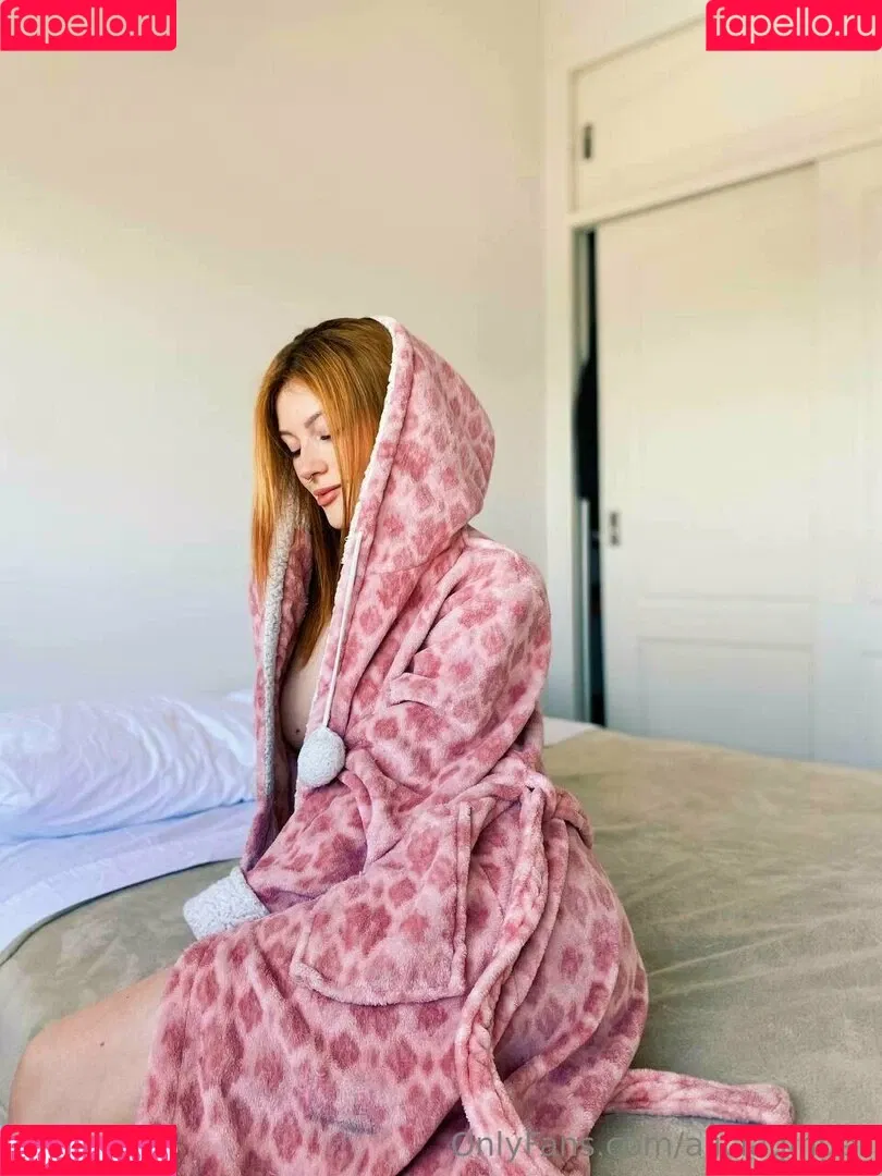 aliciaginger Onlyfans Photo Gallery 