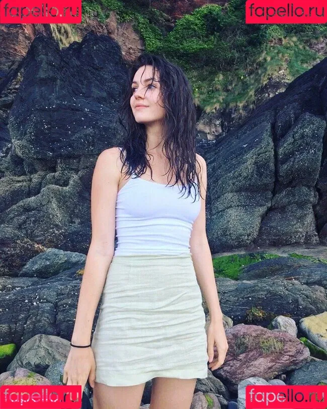 Ella Hunt Onlyfans Photo Gallery 