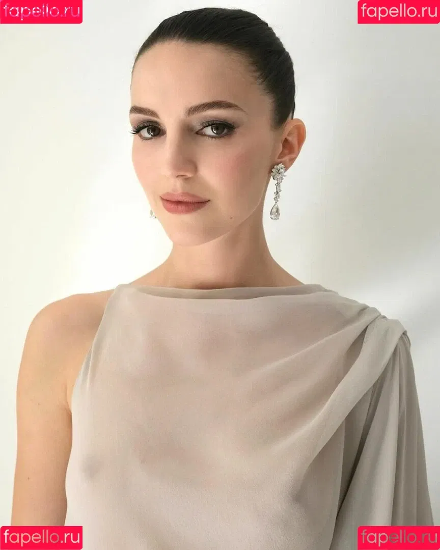 Ella Hunt Onlyfans Photo Gallery 