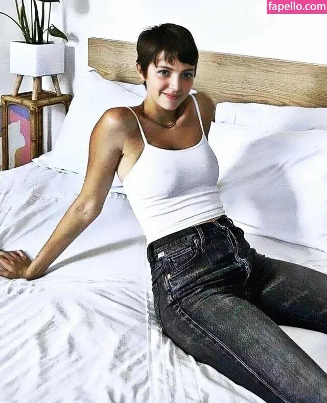 Ella Hunt Onlyfans Photo Gallery 