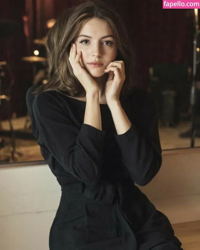 Ella Hunt Onlyfans Photo Gallery 