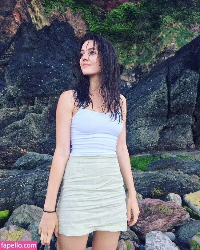 Ella Hunt Onlyfans Photo Gallery 