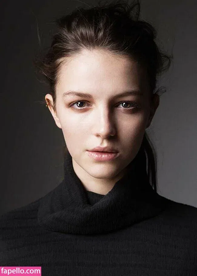 Ella Hunt Onlyfans Photo Gallery 