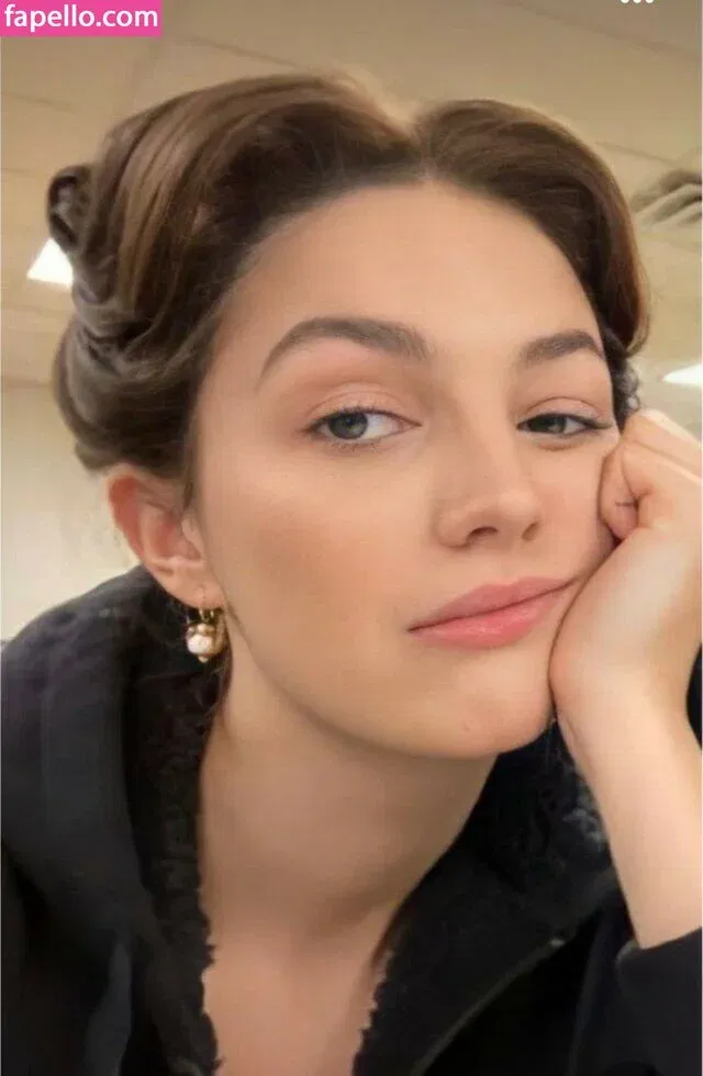 Ella Hunt Onlyfans Photo Gallery 