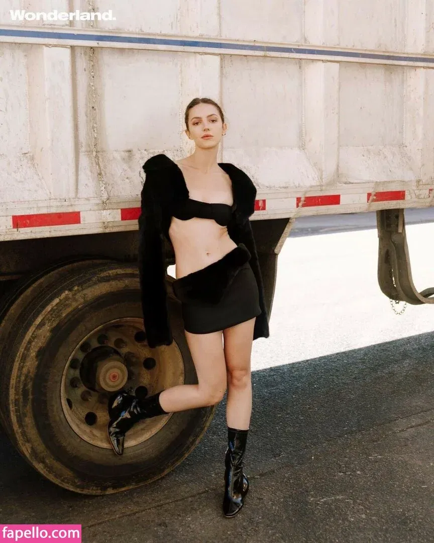 Ella Hunt Onlyfans Photo Gallery 