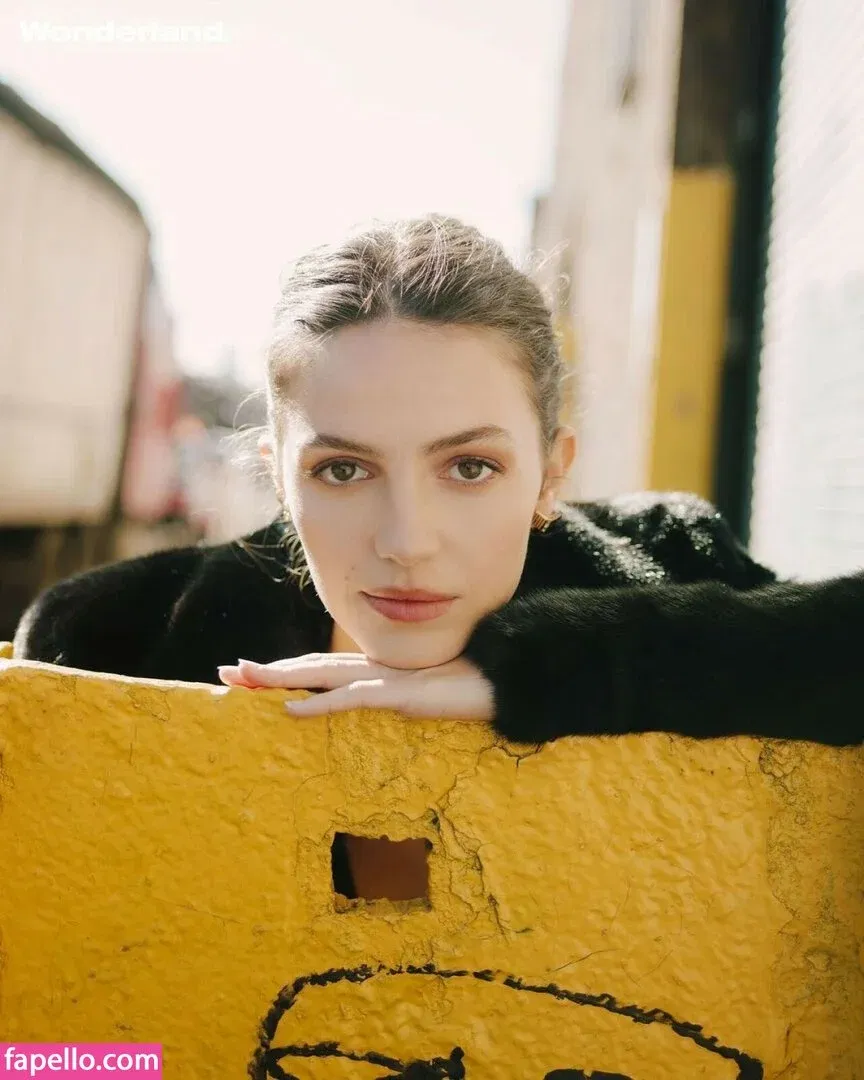 Ella Hunt Onlyfans Photo Gallery 