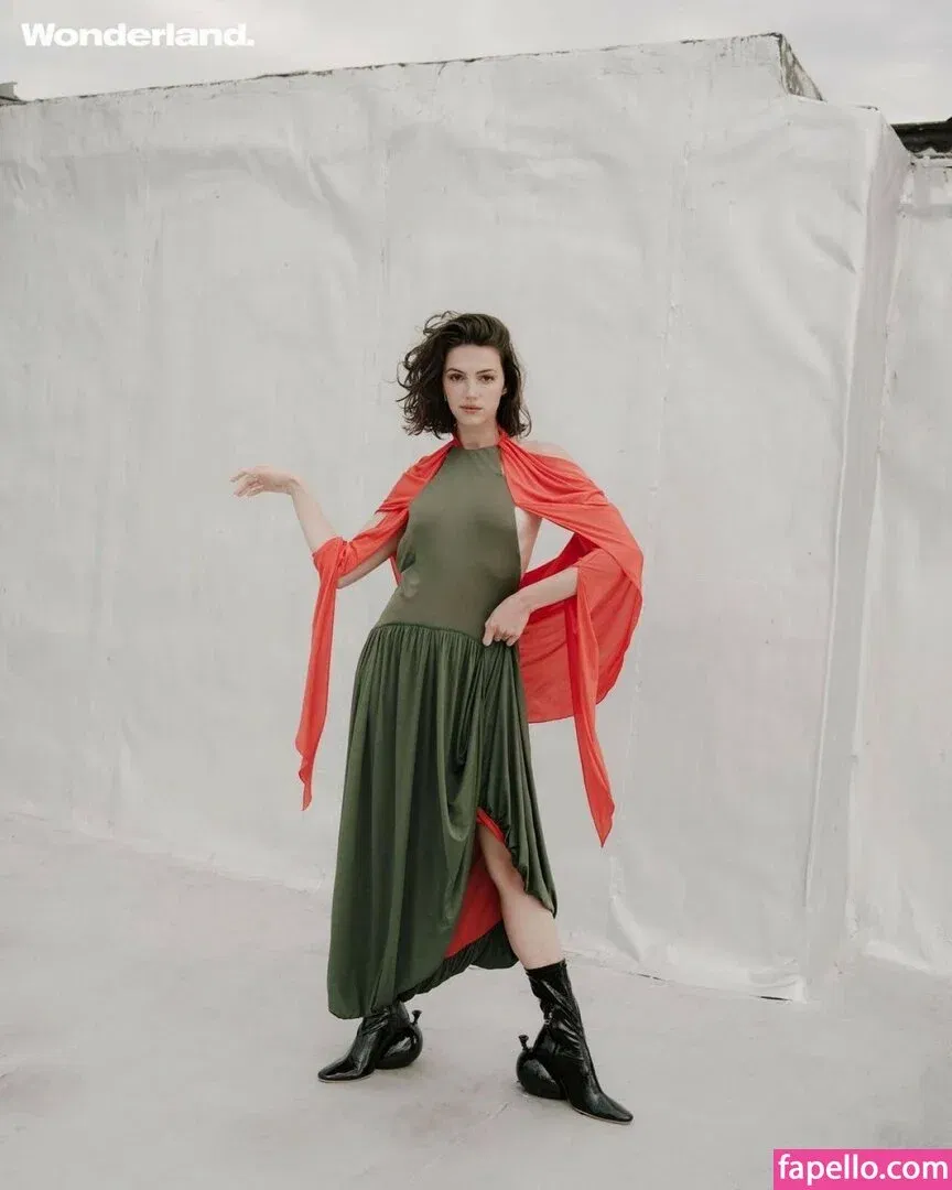 Ella Hunt Onlyfans Photo Gallery 