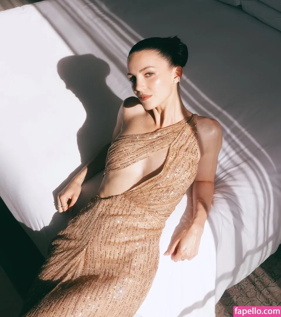 Ella Hunt Onlyfans Photo Gallery 