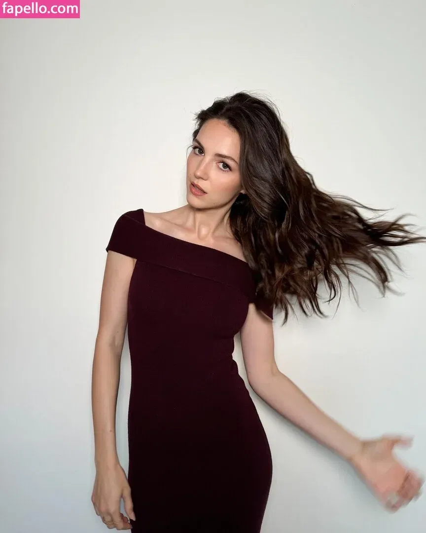 Ella Hunt Onlyfans Photo Gallery 