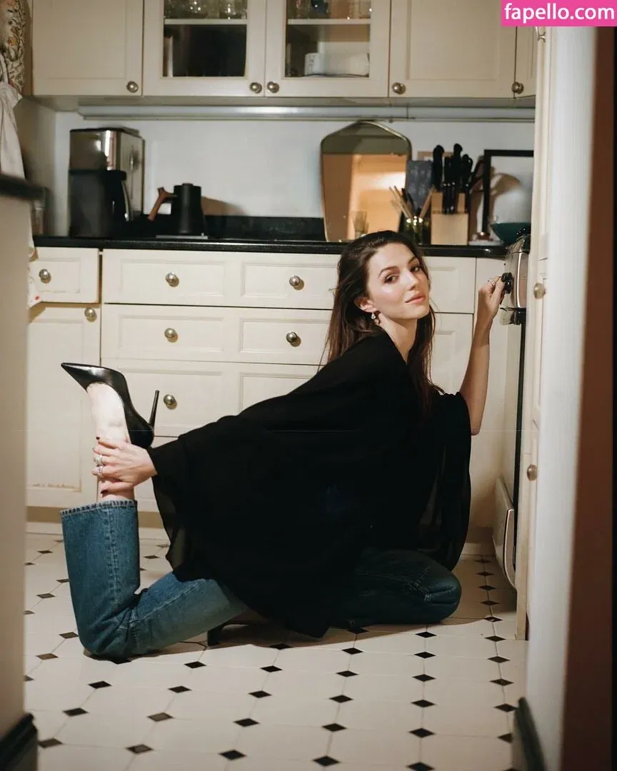 Ella Hunt Onlyfans Photo Gallery 