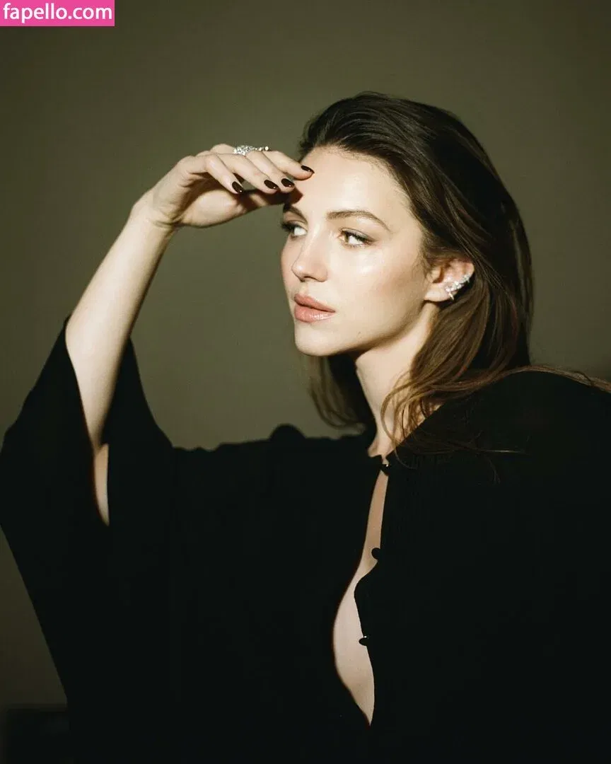 Ella Hunt Onlyfans Photo Gallery 