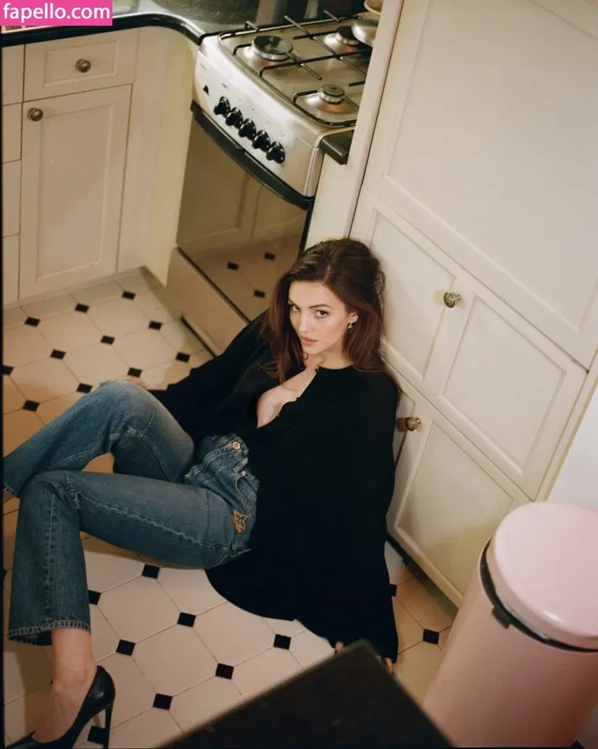 Ella Hunt Onlyfans Photo Gallery 