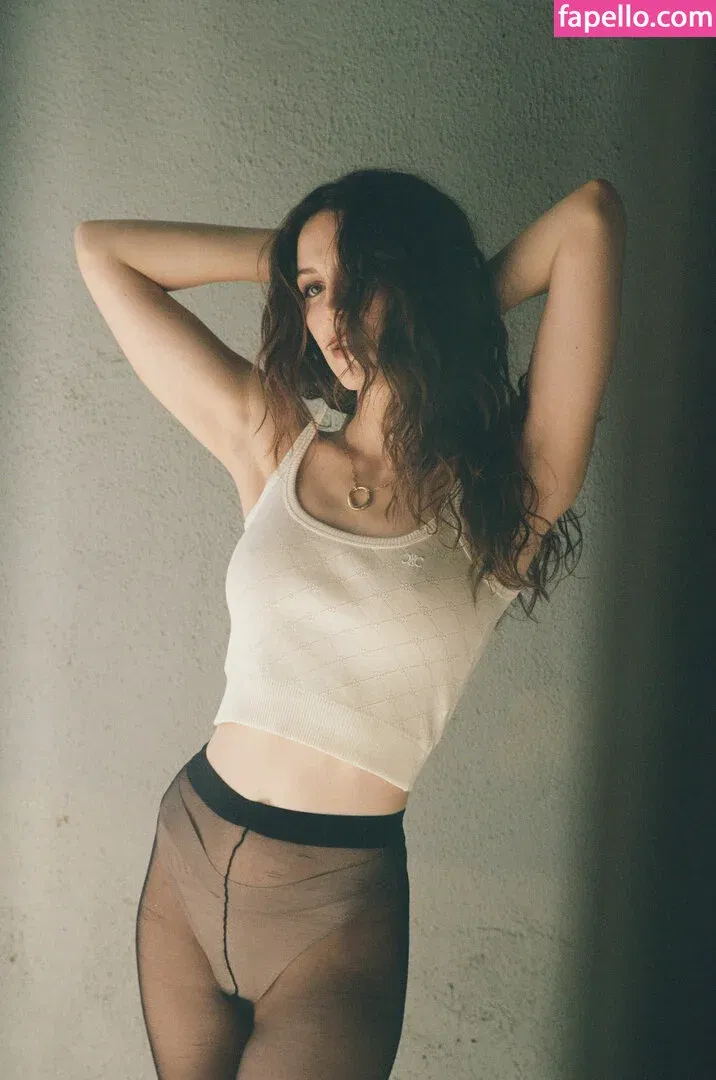 Ella Hunt Onlyfans Photo Gallery 