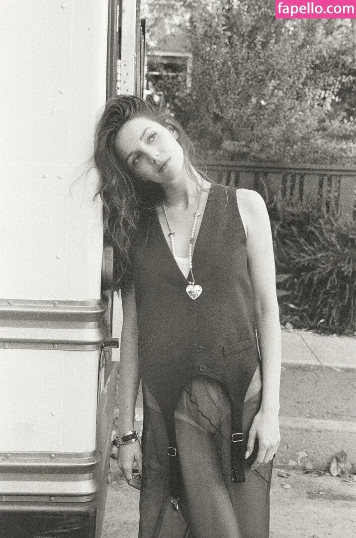 Ella Hunt Onlyfans Photo Gallery 