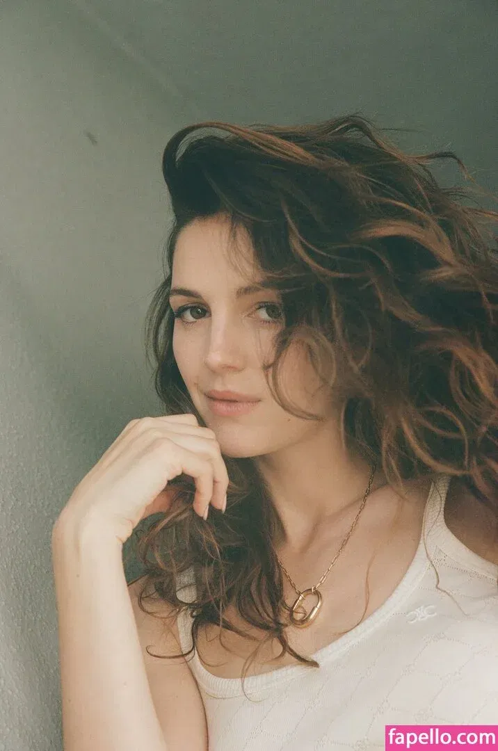 Ella Hunt Onlyfans Photo Gallery 