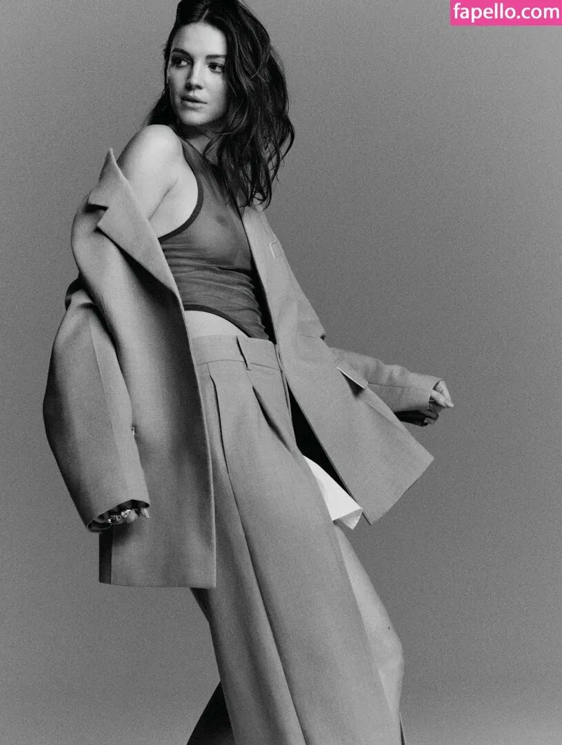 Ella Hunt Onlyfans Photo Gallery 