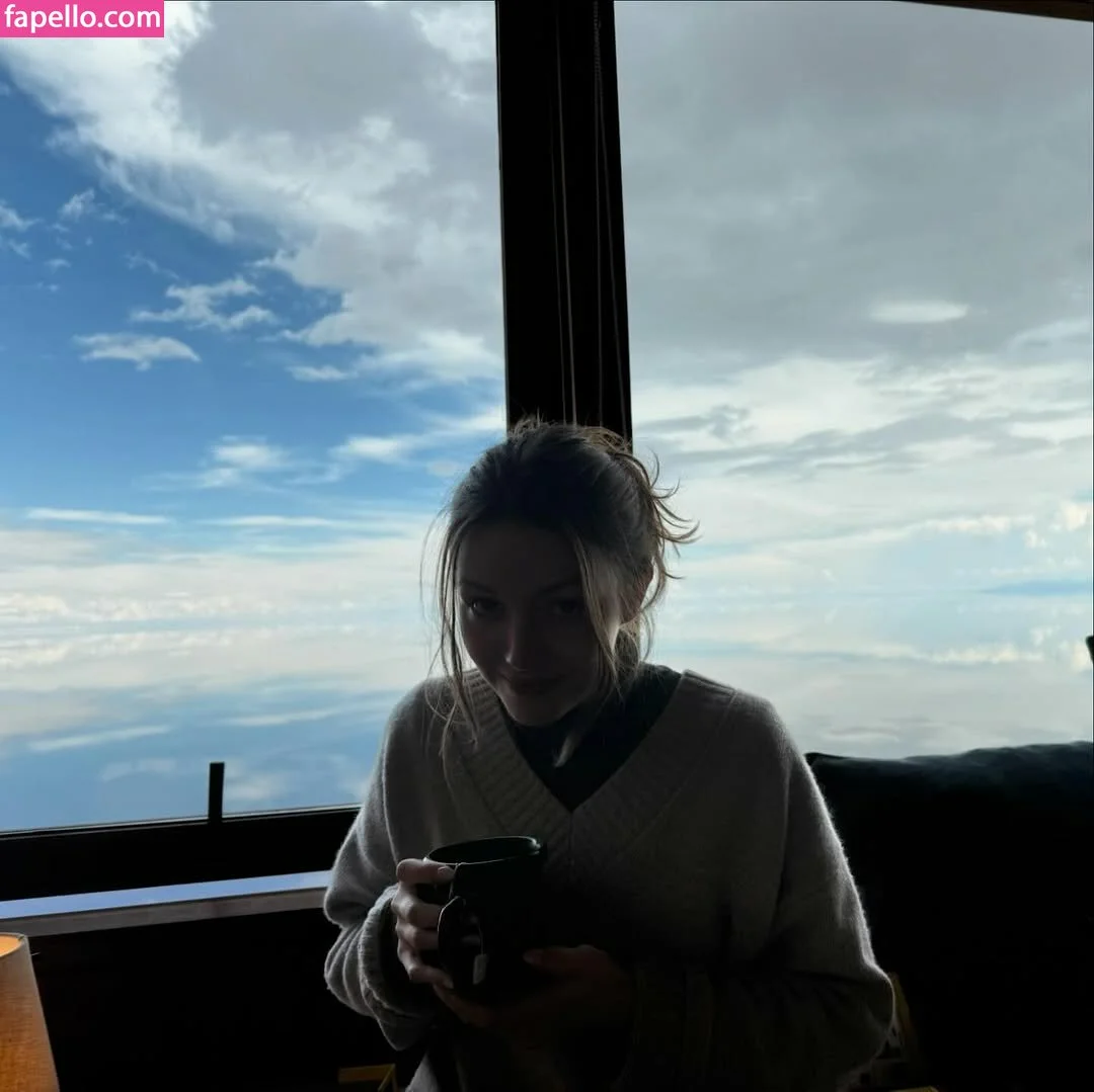 Ella Hunt Onlyfans Photo Gallery 