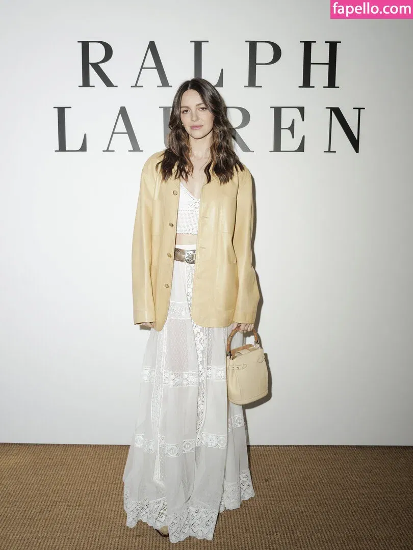 Ella Hunt Onlyfans Photo Gallery 