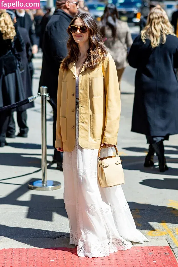 Ella Hunt Onlyfans Photo Gallery 