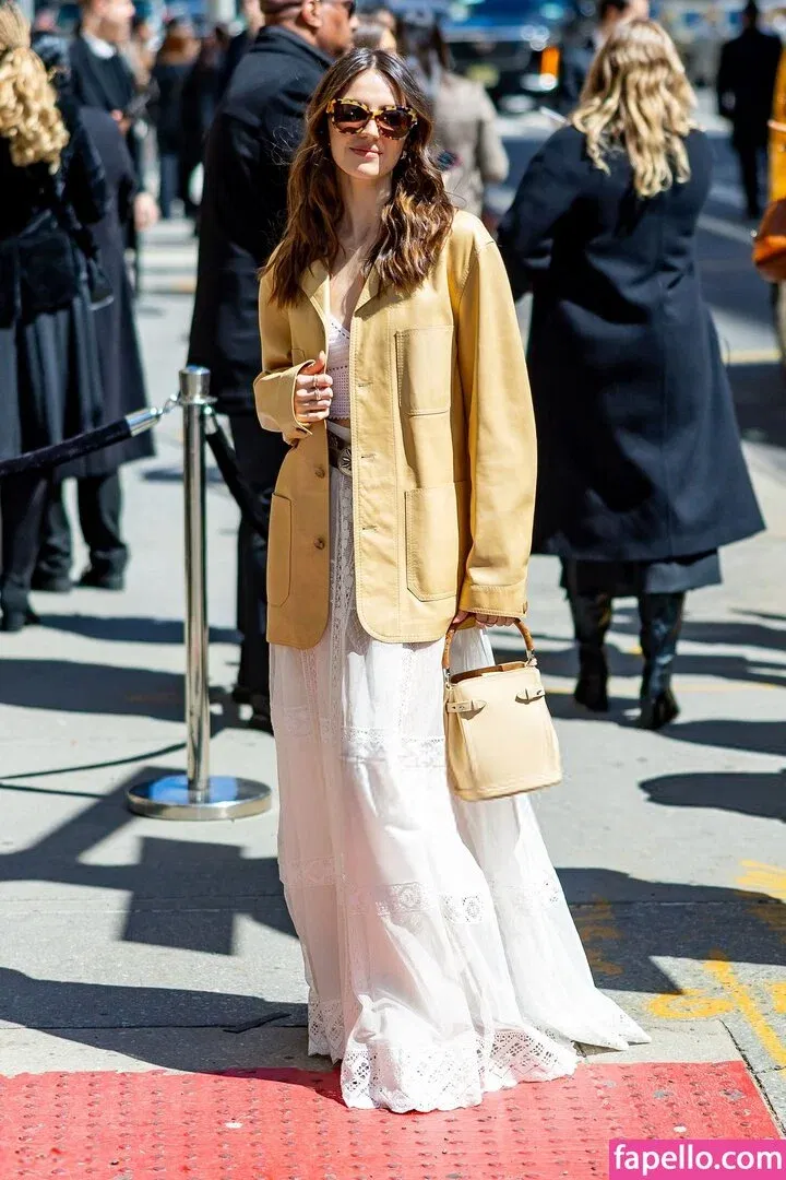 Ella Hunt Onlyfans Photo Gallery 