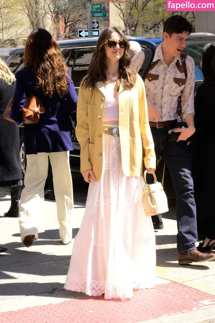 Ella Hunt Onlyfans Photo Gallery 