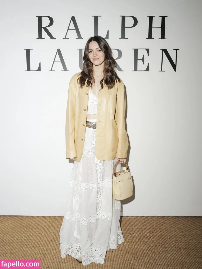 Ella Hunt Onlyfans Photo Gallery 