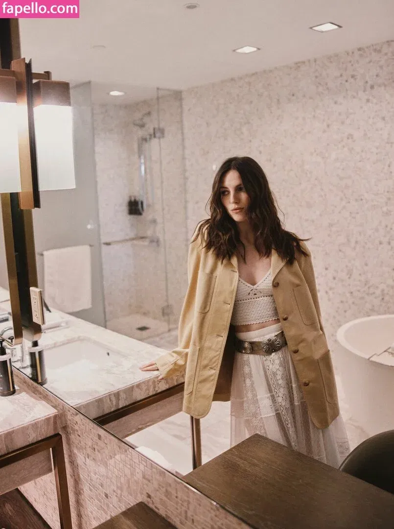 Ella Hunt Onlyfans Photo Gallery 