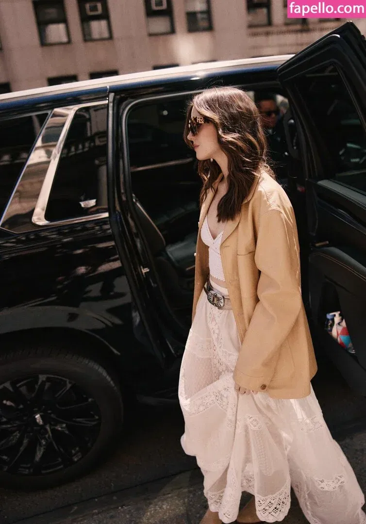 Ella Hunt Onlyfans Photo Gallery 