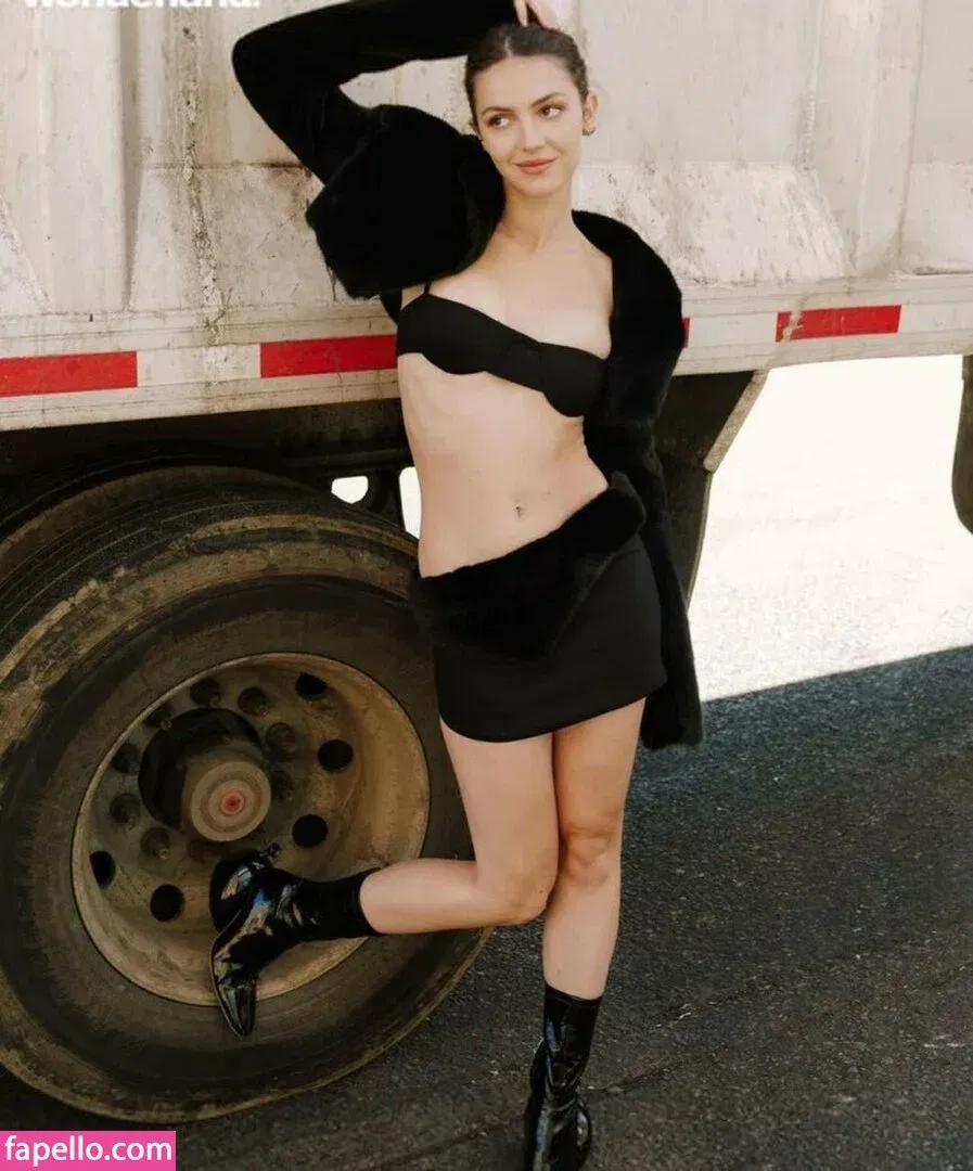 Ella Hunt Onlyfans Photo Gallery 