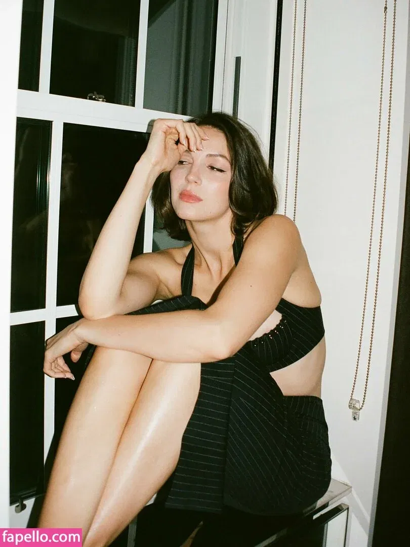 Ella Hunt Onlyfans Photo Gallery 