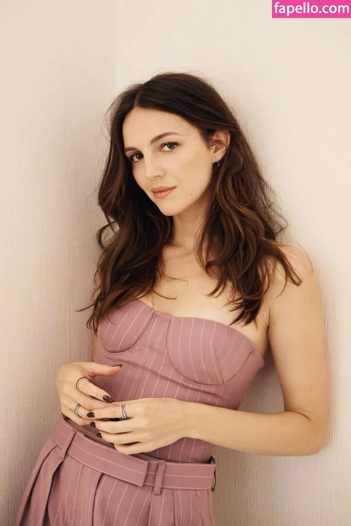 Ella Hunt Onlyfans Photo Gallery 