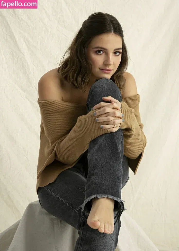 Ella Hunt Onlyfans Photo Gallery 