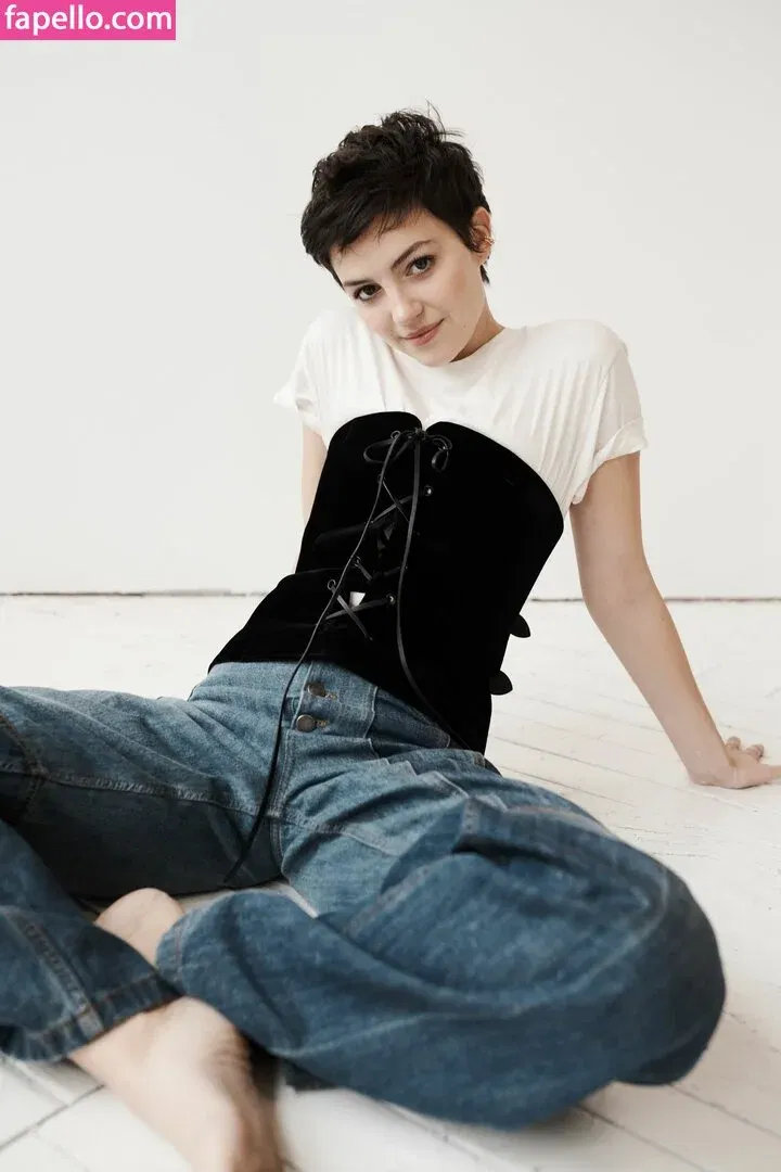 Ella Hunt Onlyfans Photo Gallery 