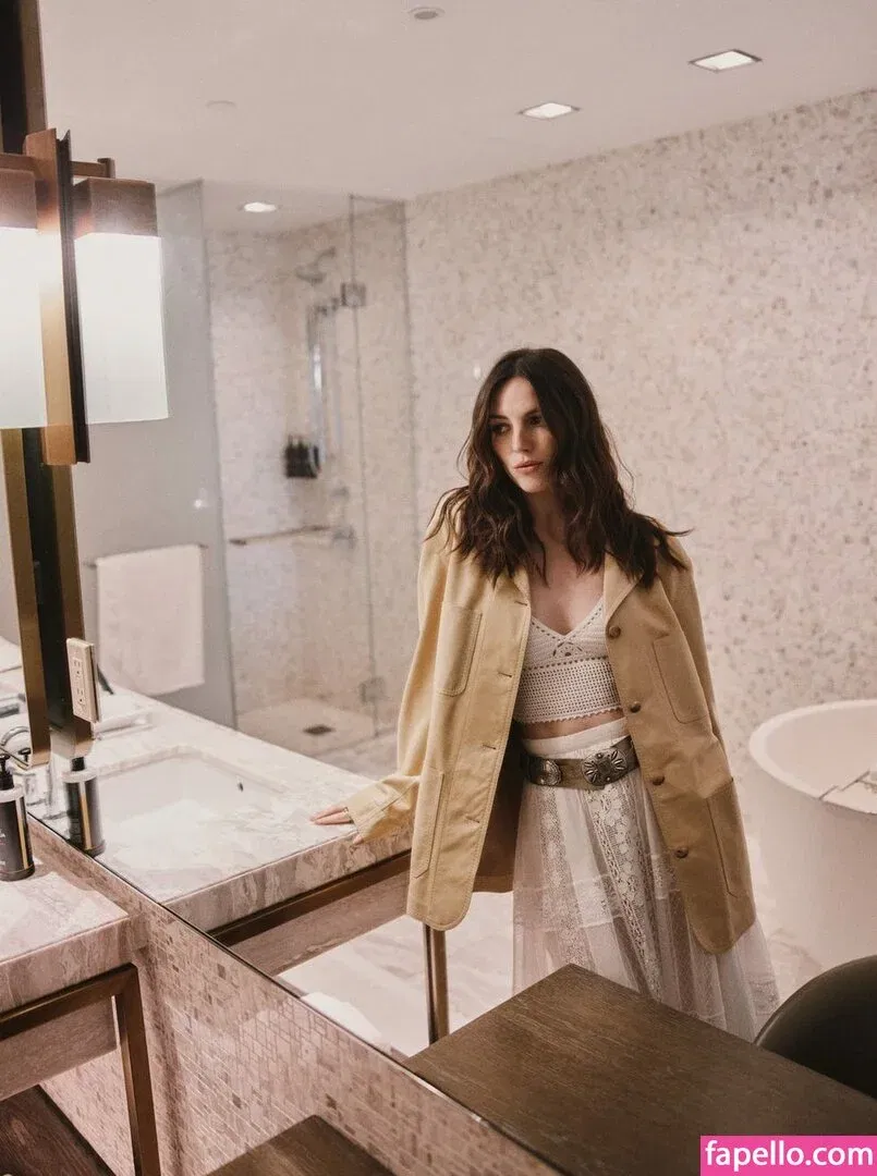 Ella Hunt Onlyfans Photo Gallery 