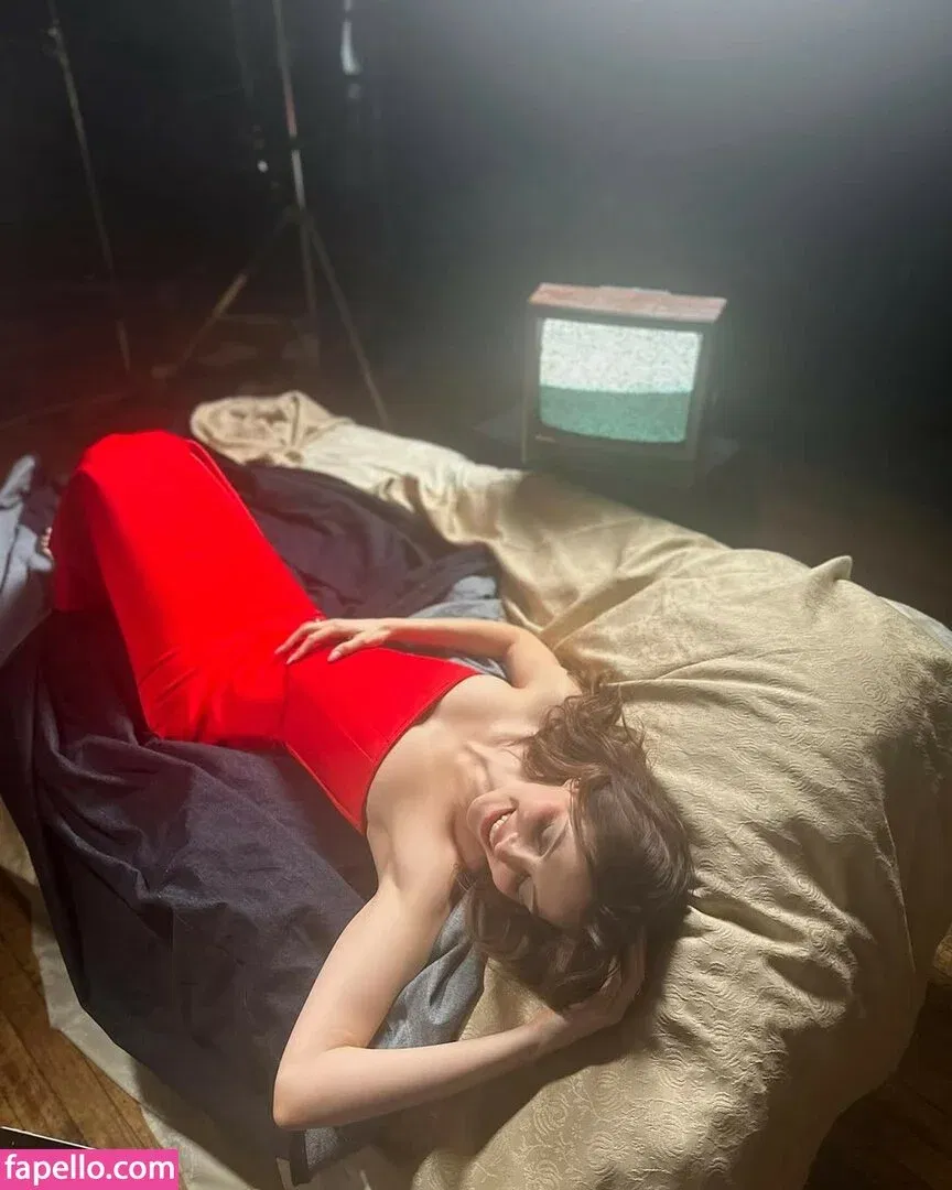 Ella Hunt Onlyfans Photo Gallery 