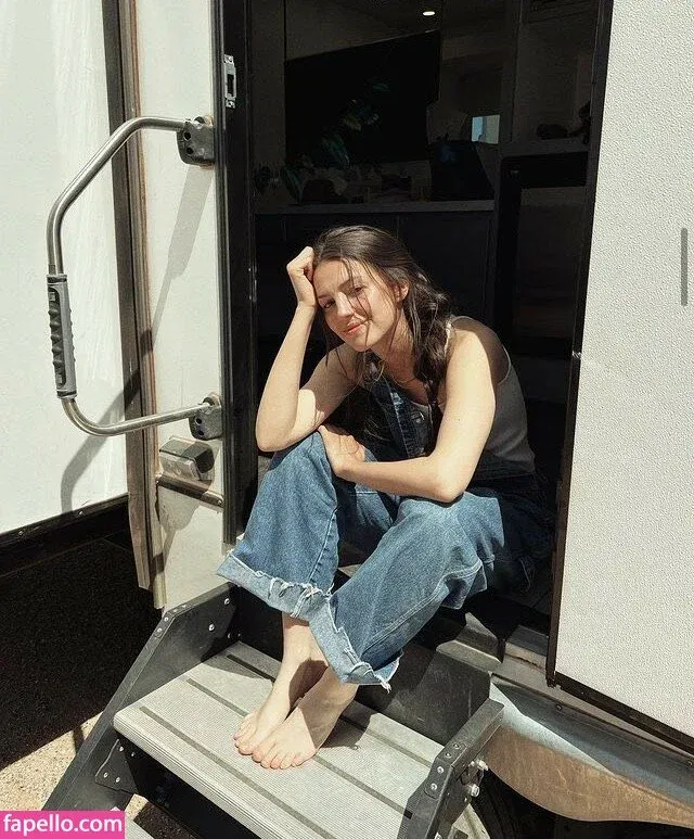 Ella Hunt Onlyfans Photo Gallery 